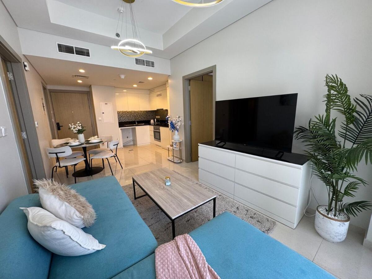 Luxurious 2BR Apartment Stunning Skyline Views