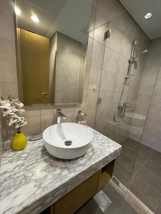 Luxurious 2BR Apartment Stunning Skyline Views - 3