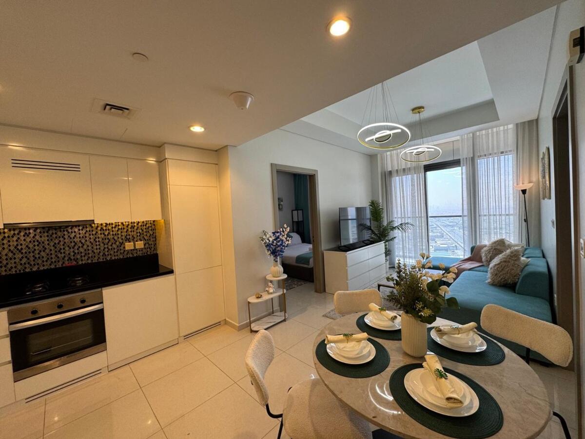 Luxurious 2BR Apartment Stunning Skyline Views - 4