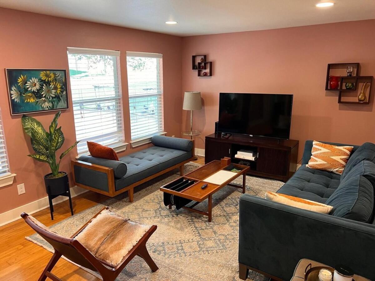 Retro Cowyboy Villa in the Heart of Austin - 3
