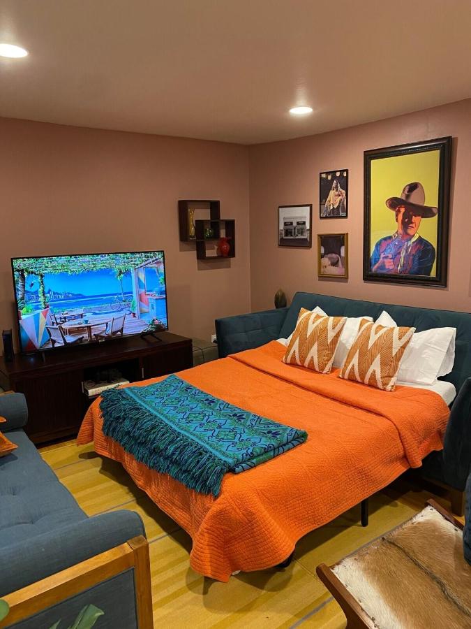 Retro Cowyboy Villa in the Heart of Austin - 2