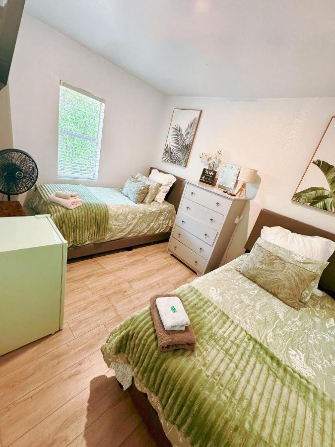 Deluxe Room in best location Miami in a 2 Bedrooms Unit - Parking, Laundry and Luggage Storage