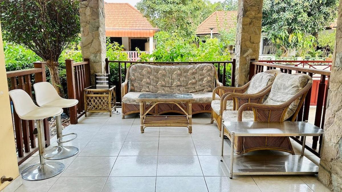 Huge 560sqm Semi-4BD Villa with Big Community Pool