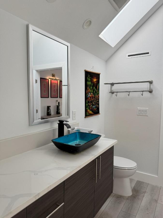 Chic, Cozy & Comfort Modern Room - 3