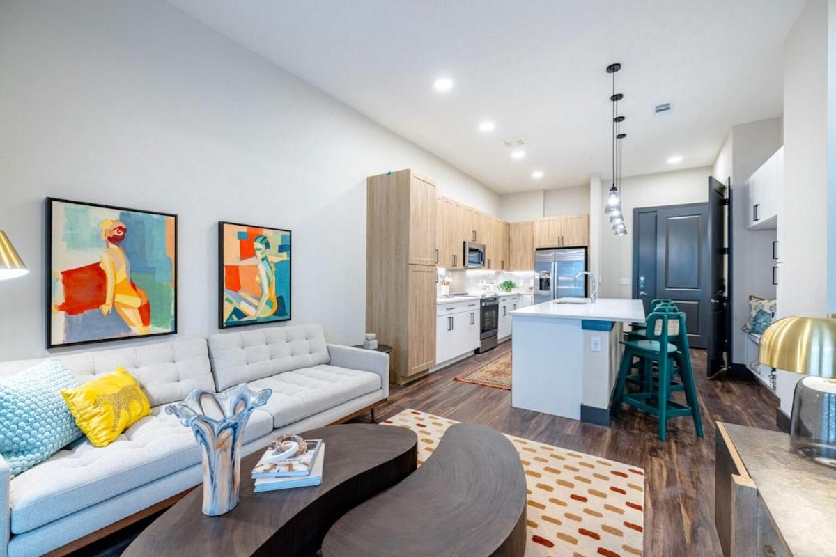 Business Ready -Fast WiFi -Onsite Parking