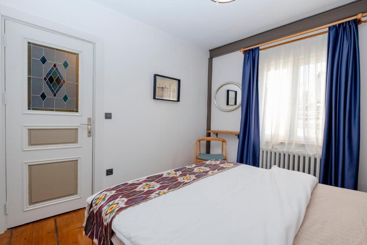 Cosy Apartment with Lofty Ceilings - 2