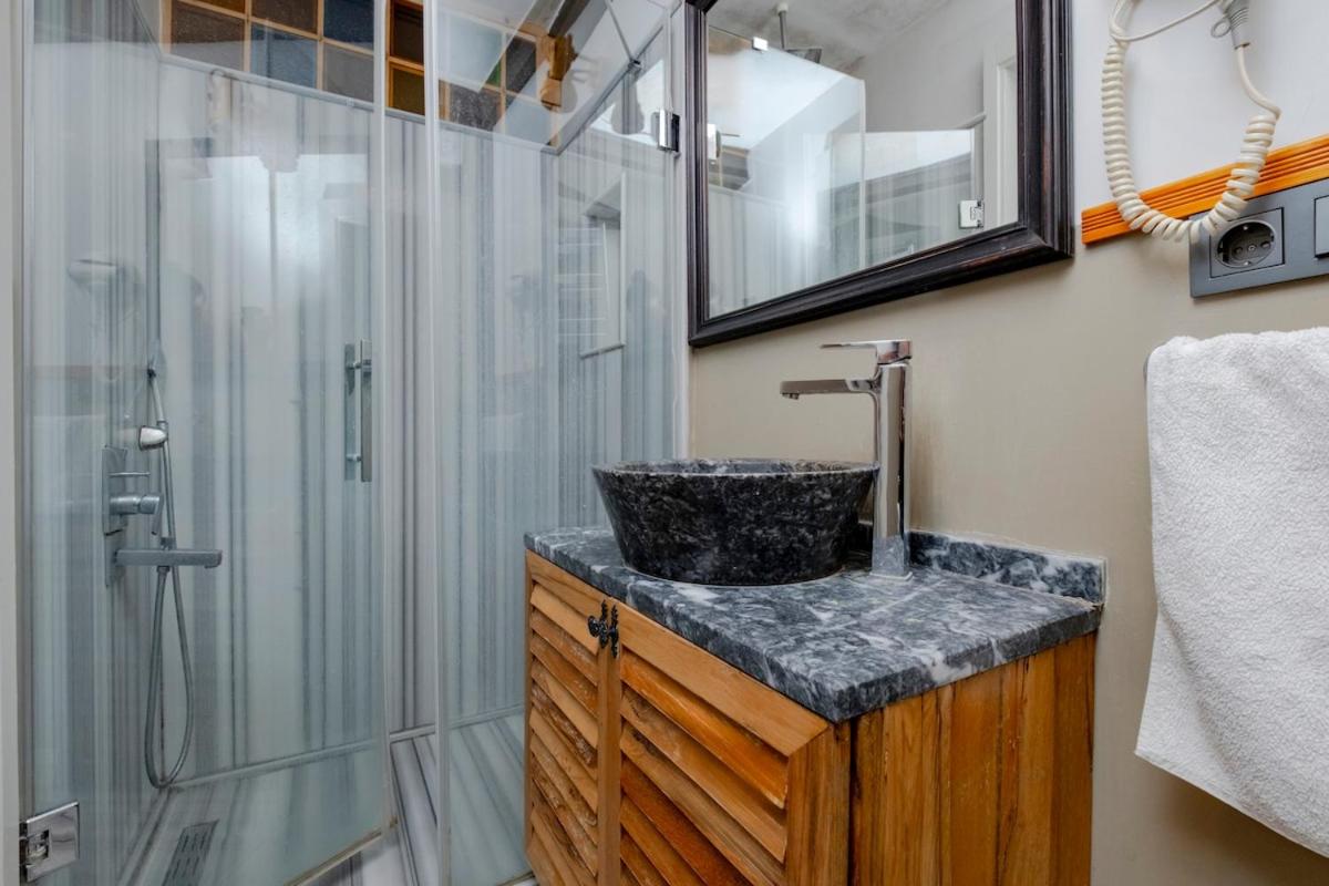 Cosy Apartment with Lofty Ceilings - 3