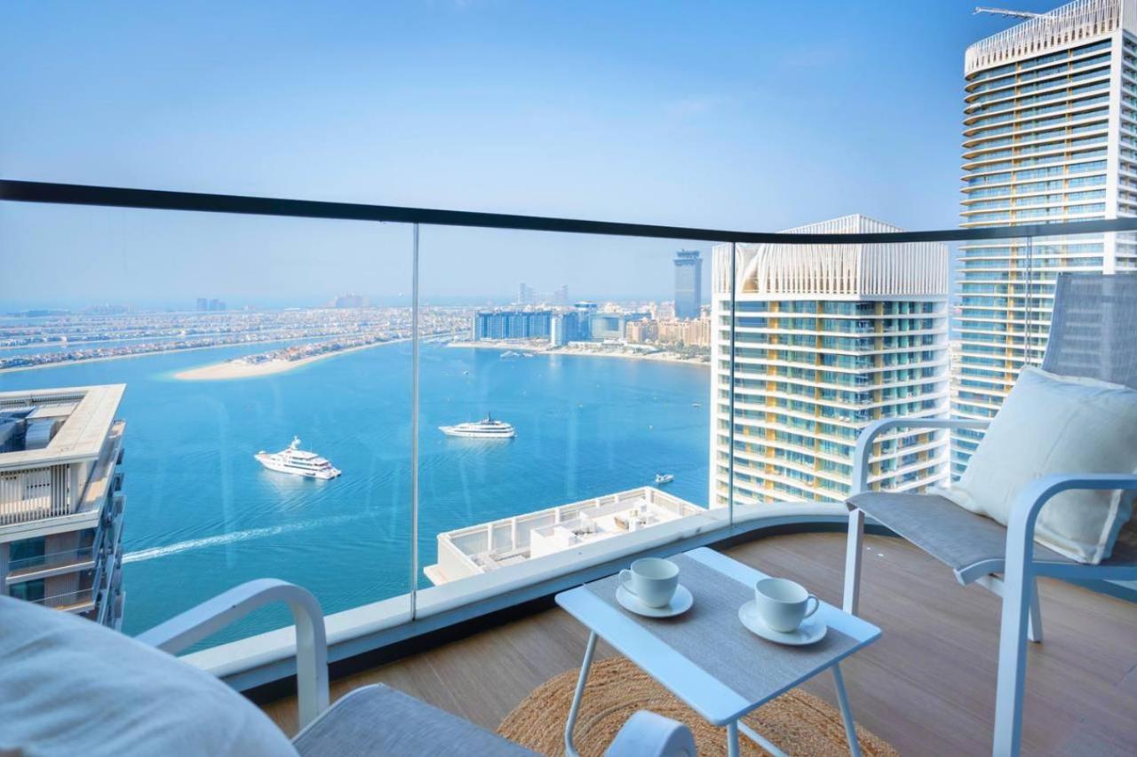 Seafront-side apartment with beach access, pool, gym, high floor