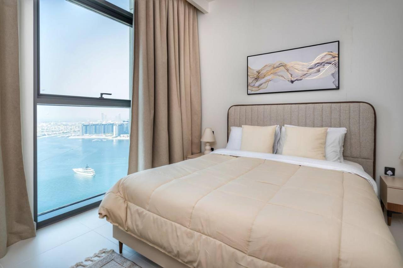 Seafront-side apartment with beach access, pool, gym, high floor - 2