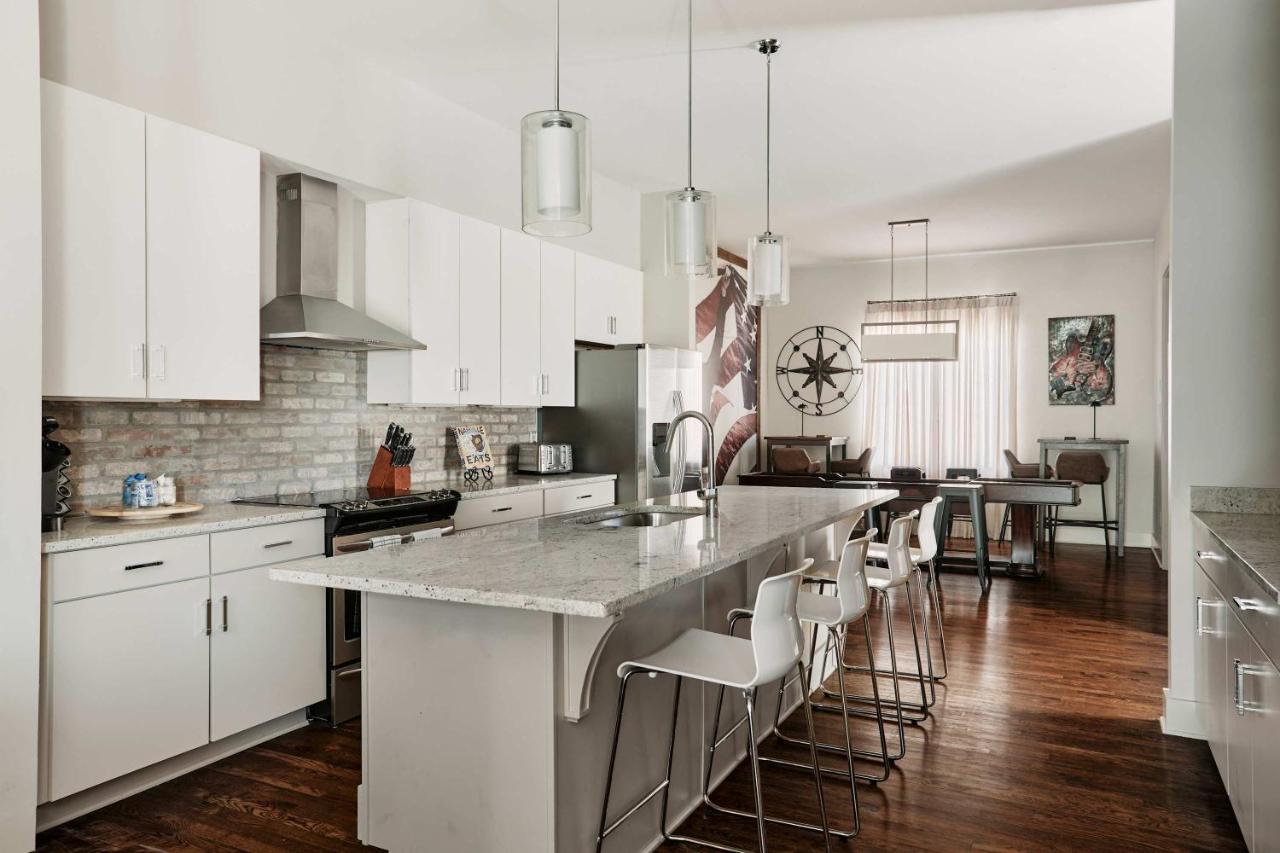 Chic 3BD, Rooftop, Game Room, 10 Min to Broadway, Garage, Ping Pong, Karaoke, Axe Throwing, Shuffleboard, 10 Mins to Broadway, 5 Mins to Five Points, Perfect for Bachelors or Bachelorettes, 24 Hr Hospitality - 3