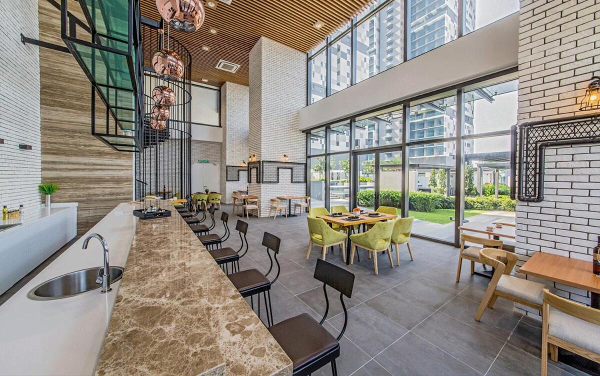 Stunning 4BR Sky Retreat 42nd Floor View Sleep 8 - 5