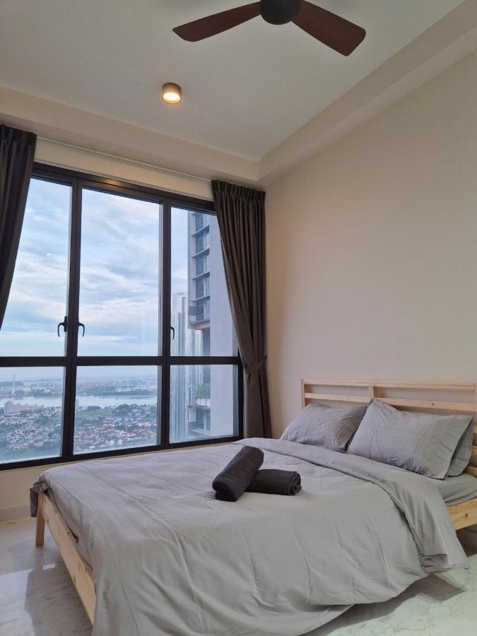 Stunning 4BR Sky Retreat 42nd Floor View Sleep 8 - 2