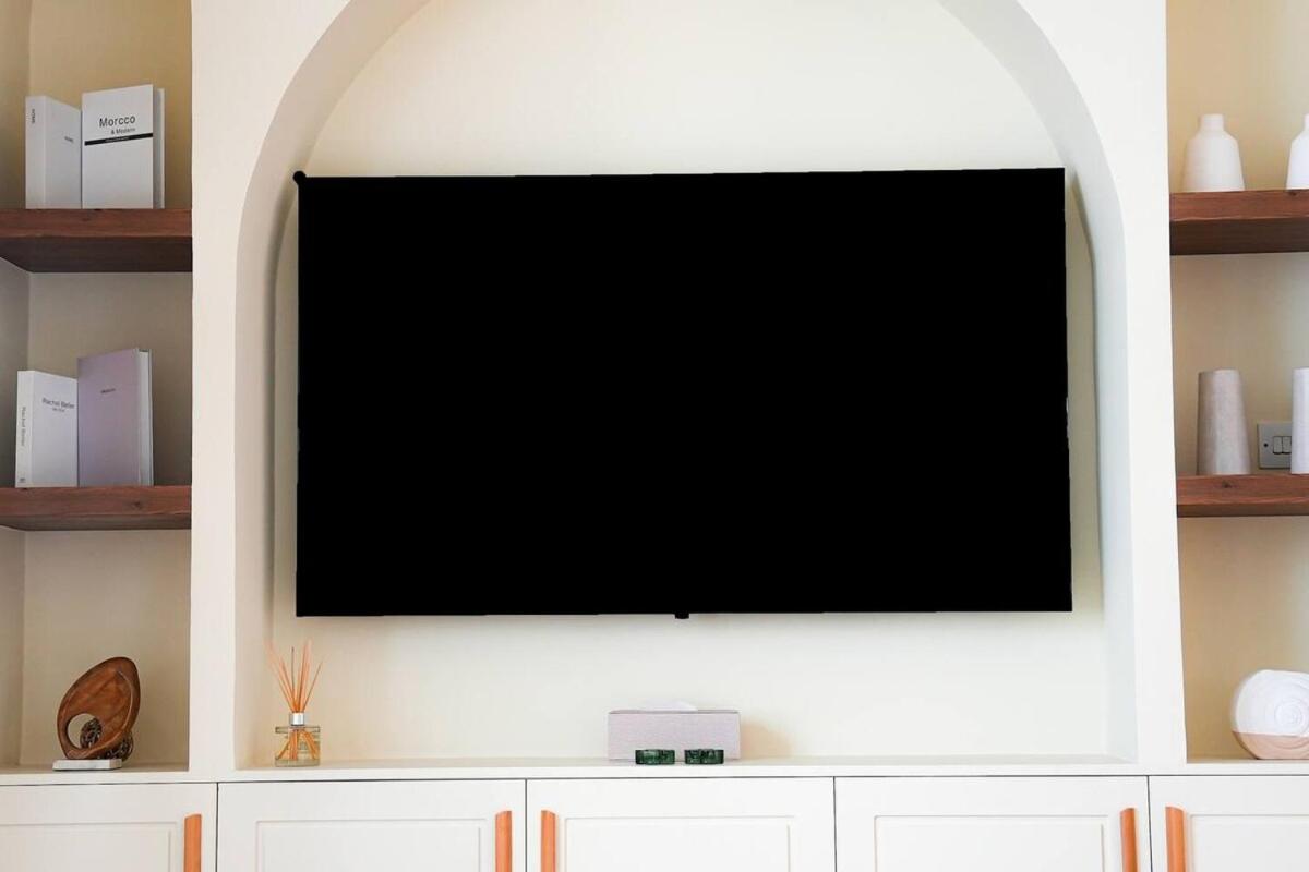 Luxe JLT 1BR Apt Gym Pool & Stunning Views - 2