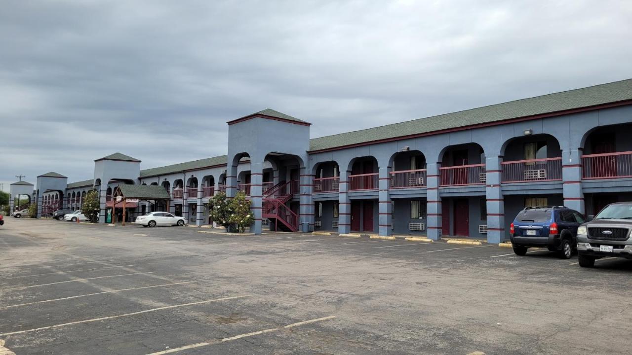 Image: Americas Best Value Inn Frost Bank Center