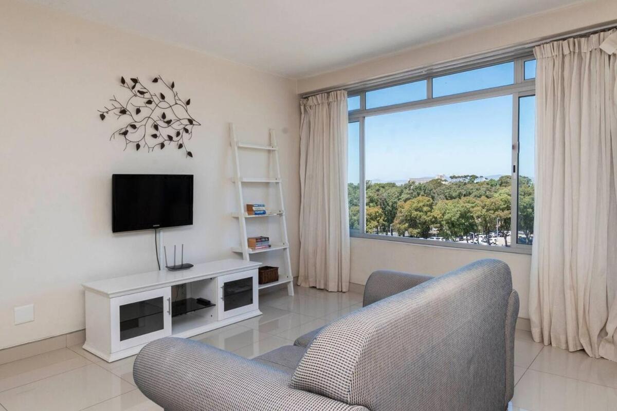 Charming Studio In THE Heart Of Green Point.