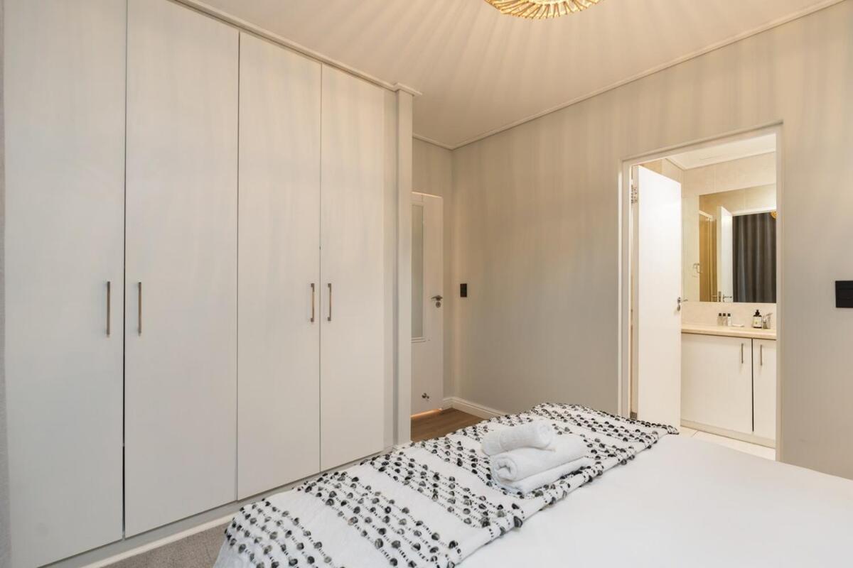 Stylish City Apartment - 5