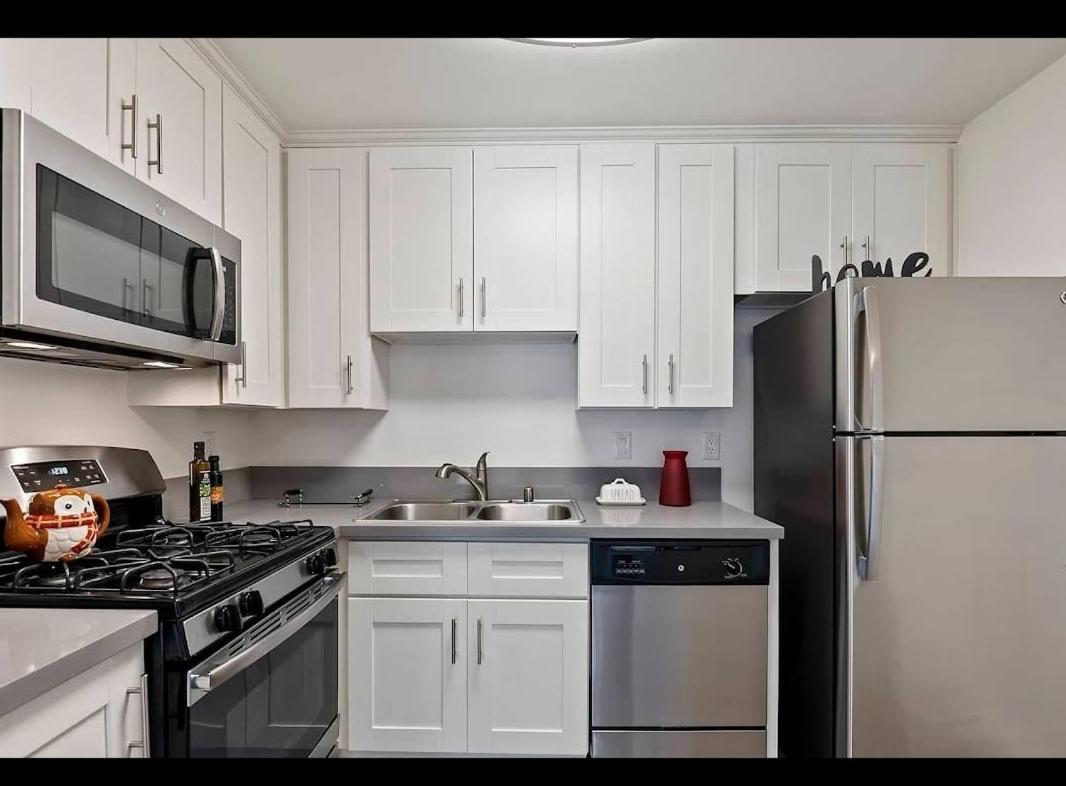 2-Bedroom Hollywood Apartment - 5