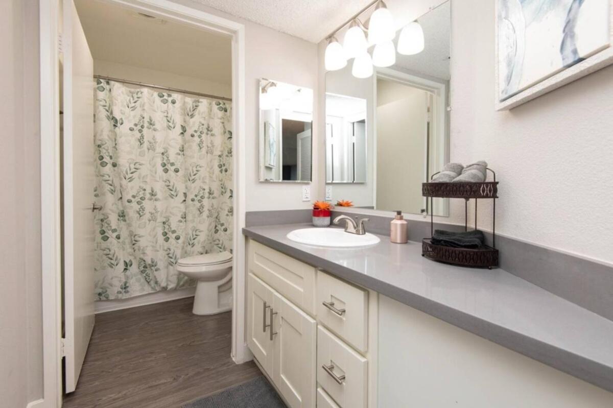 Snazzy 2Bd Apartment Rooftop Pool & Iconic Hollywood Sign Views - 3