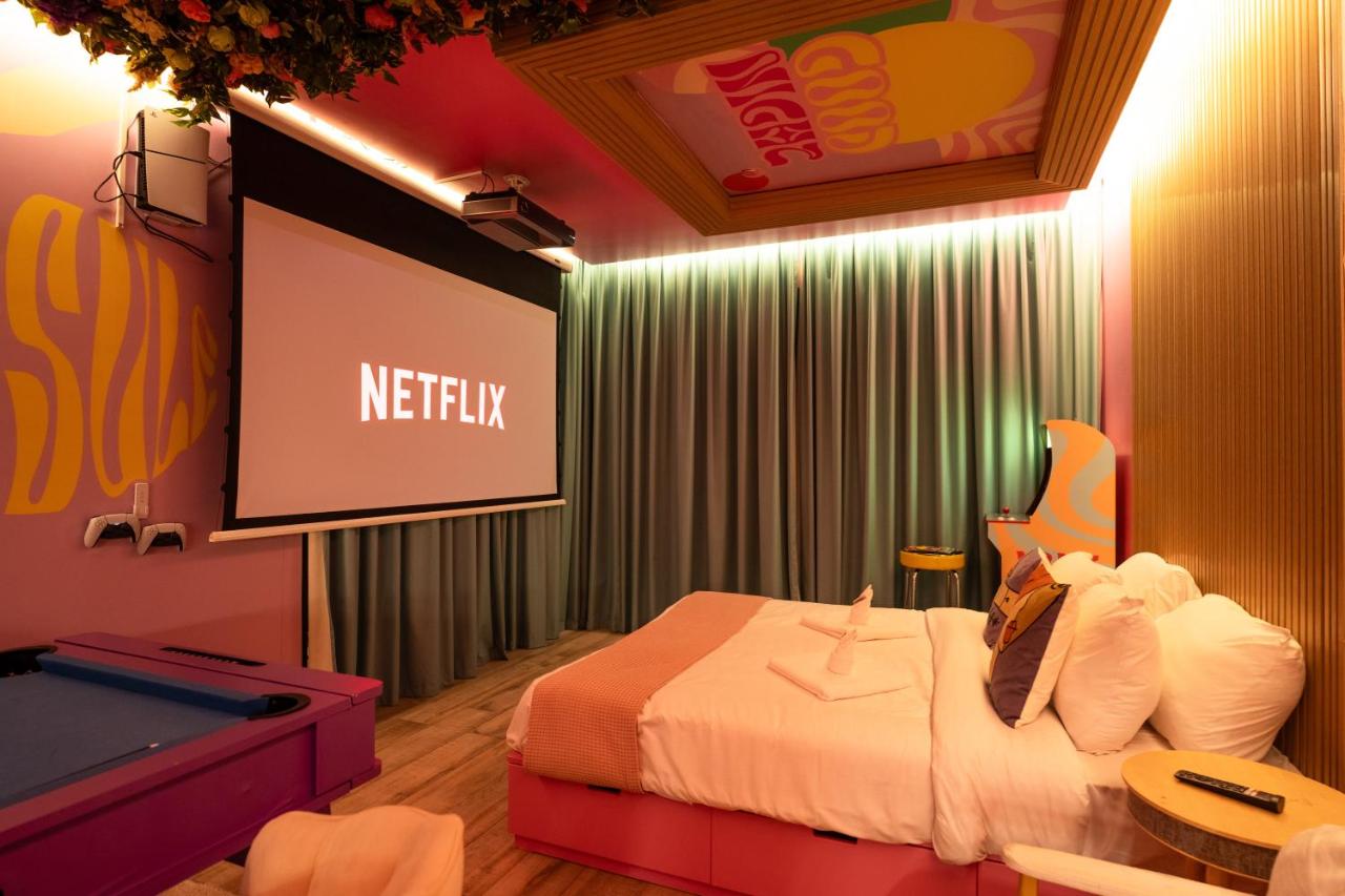 Capsule Flora business bay view Burj Khalifa-pool table-game arcade-Projector-Playstation 5 - 3