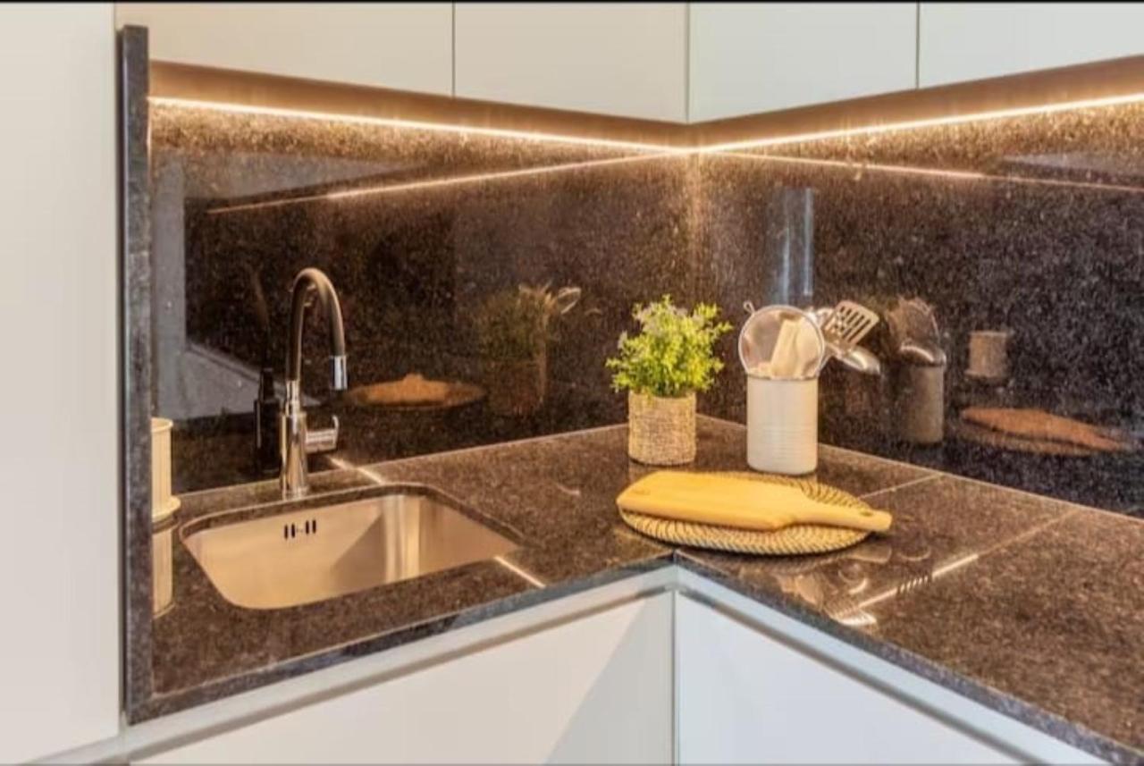 Pink Lux Apartments - 3