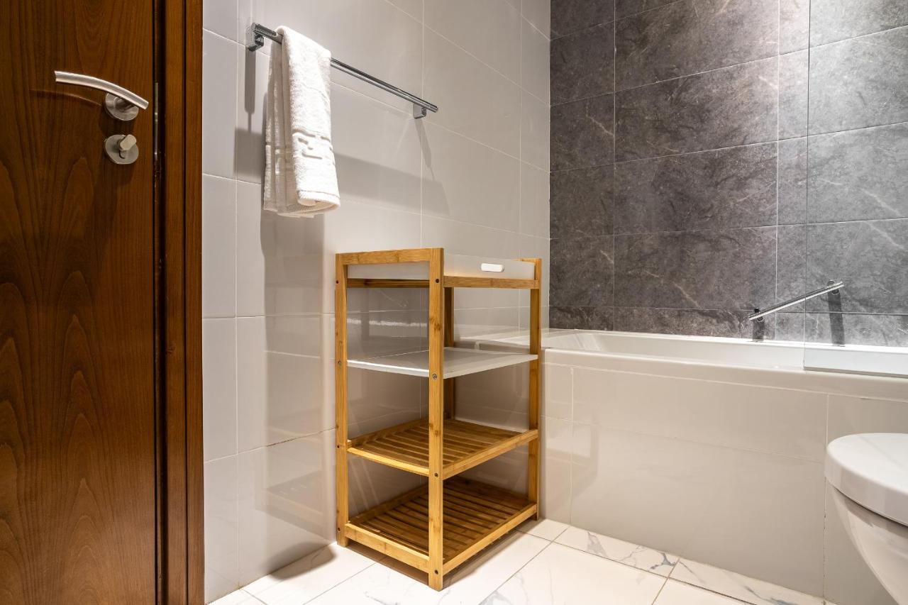 Simply Comfort Vacation Homes Rental Luxury 2Br Apt Stunning Views in Amna Tower - 3