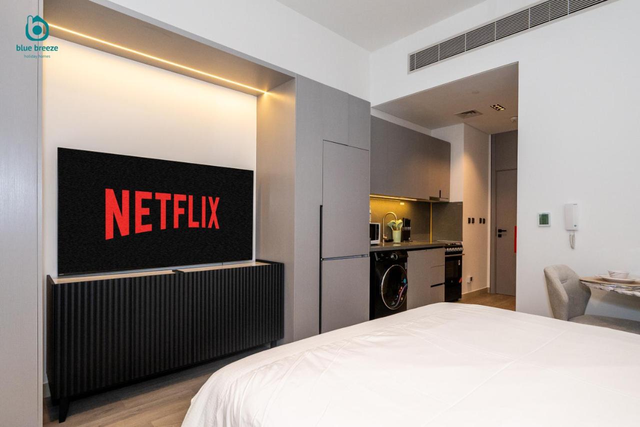 Blue Breeze - Stylish Studio Retreat in MBR City