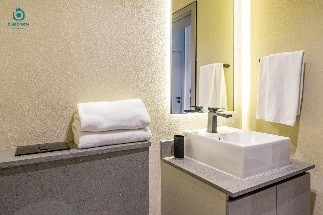 Blue Breeze - Stylish Studio Retreat in MBR City - 3