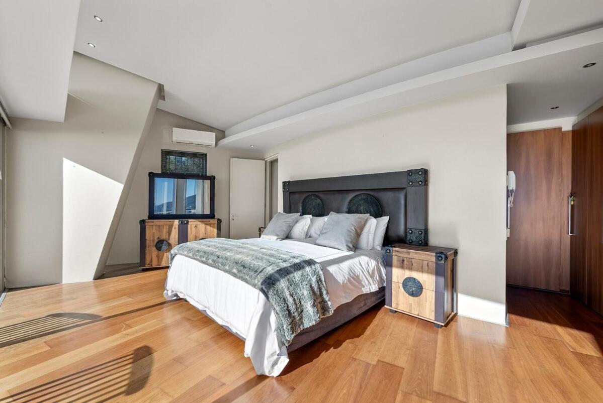 Sea Views, Secret Garden, 3 Bedroom Villa in Camps Bay - 4