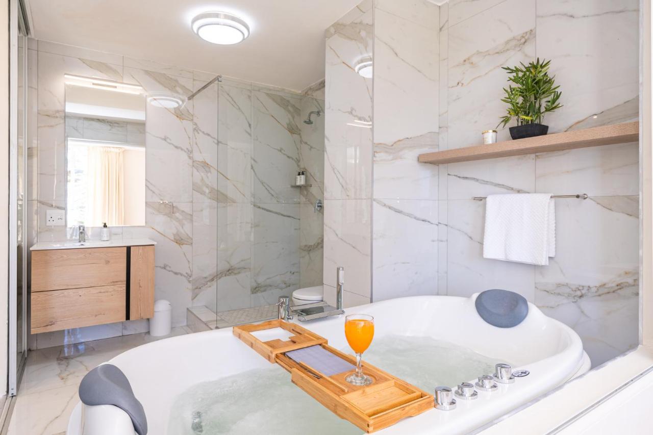 Camps bay beach apartment with Jaccozi - 3