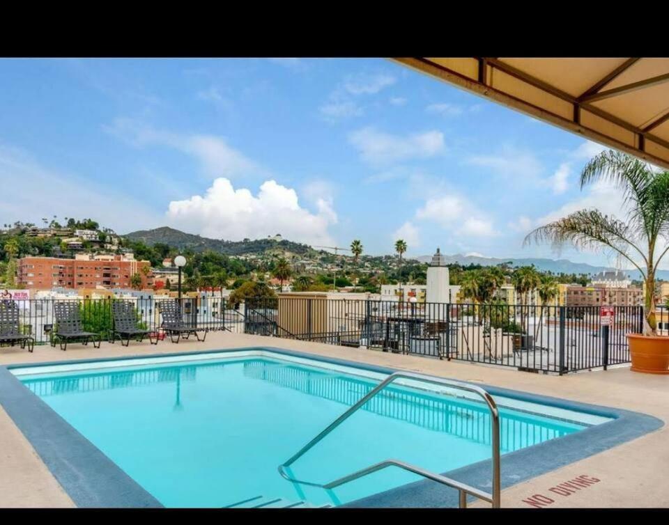 Hollywood Luxe 2BR Apartment with Rooftop Pool and Breathtaking Views