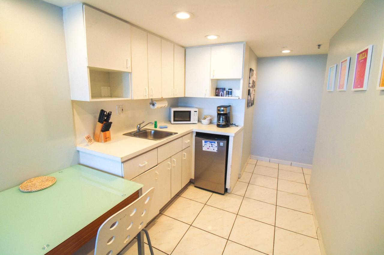 Castle 1221 Large studio with free parking, pool, tennis, beach access, tiki bar... - 4