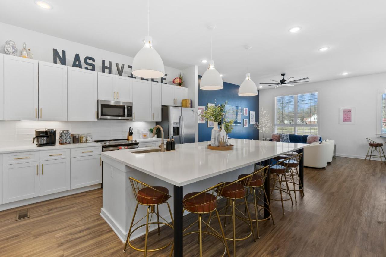 3 Miles to Broadway -Garage, Patio, Walk to Shops - 2