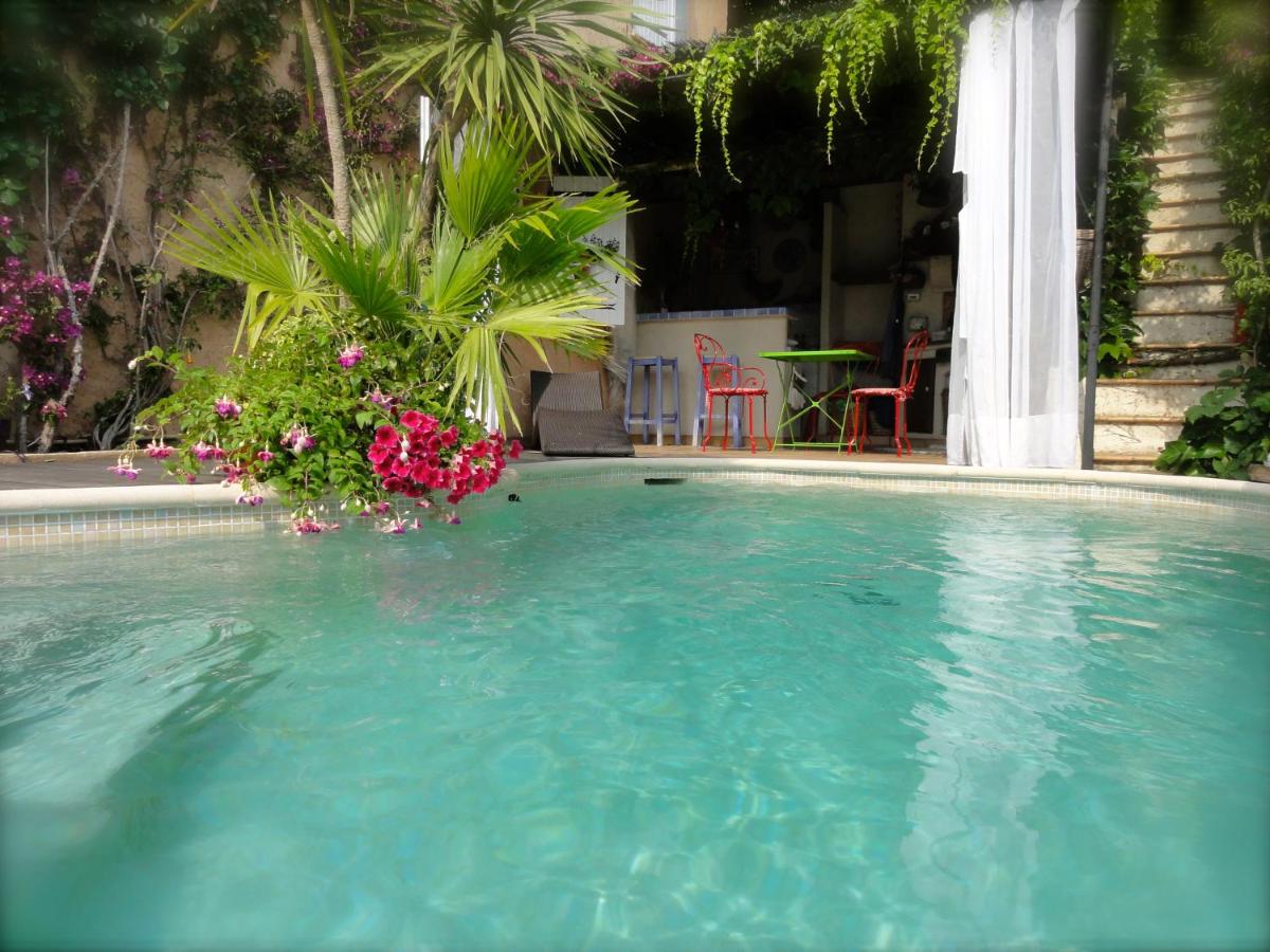 Heated swimming pool: Les Grimaldines - Maison d'Hôtes