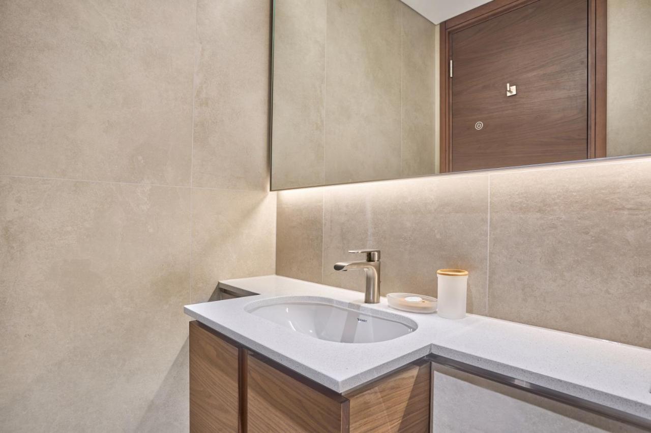 STAY BY LATINEM Luxury 1BR Holiday Home CVG 2409 Near Burj Khalifa - 3