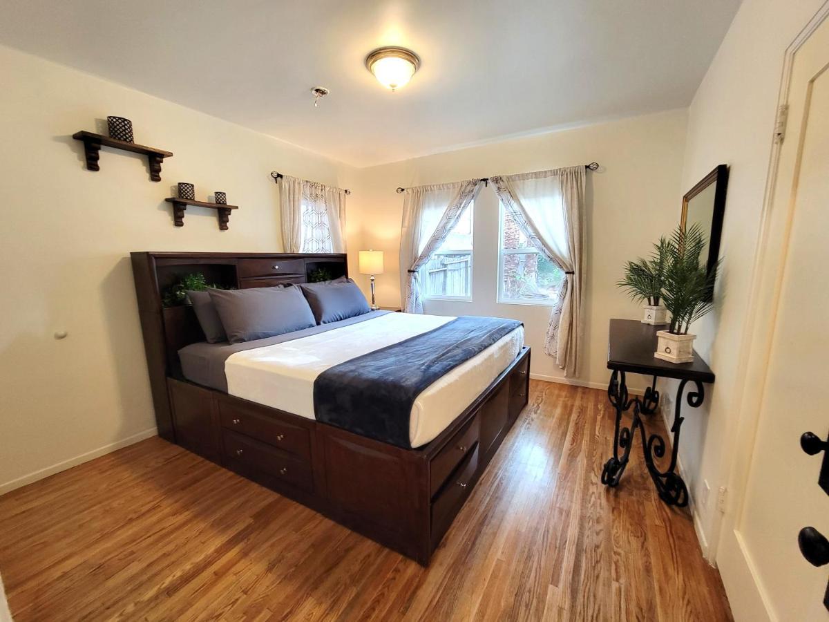 Perfectly located Pico Robertson ground floor 3 bedroom apartment Walk to restaurants WIFI TV Game Console Parking 5 minutes to Rodeo Drive - 2