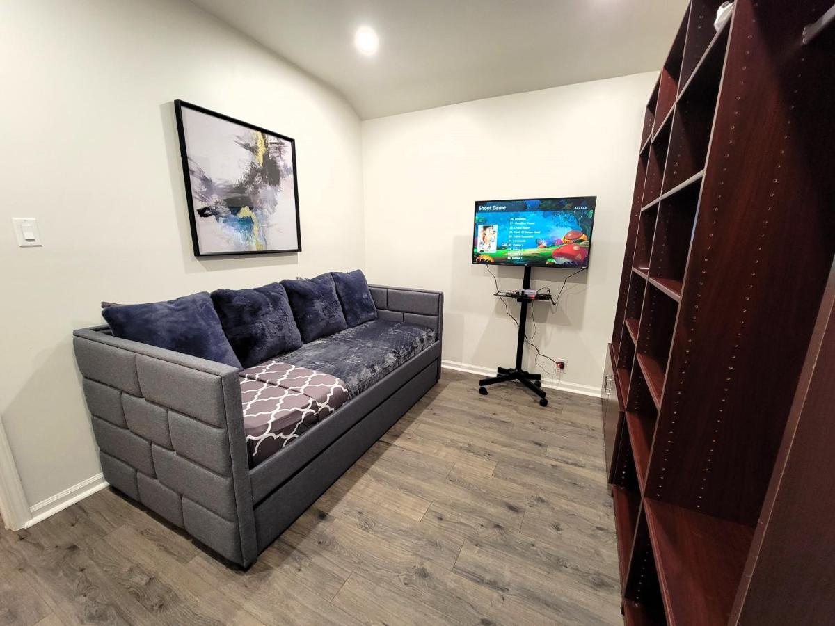 Perfectly located Pico Robertson ground floor 3 bedroom apartment Walk to restaurants WIFI TV Game Console Parking 5 minutes to Rodeo Drive - 3