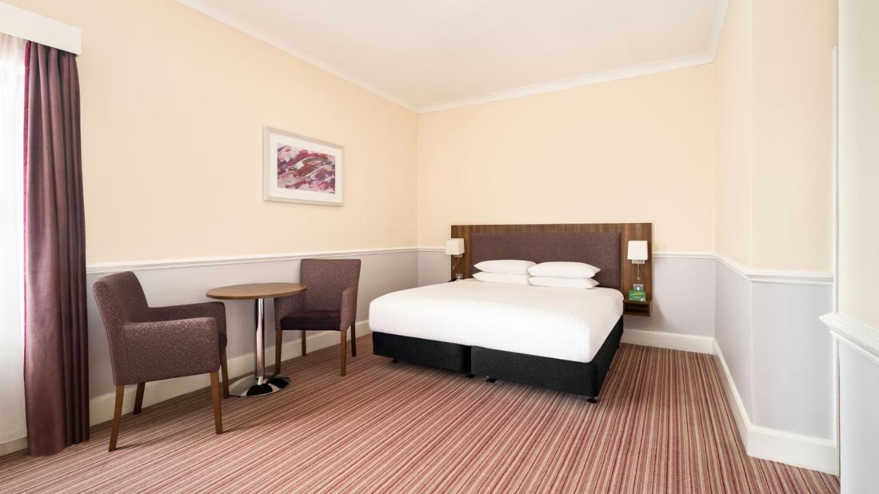 One-Bedroom Suite with Dining Area