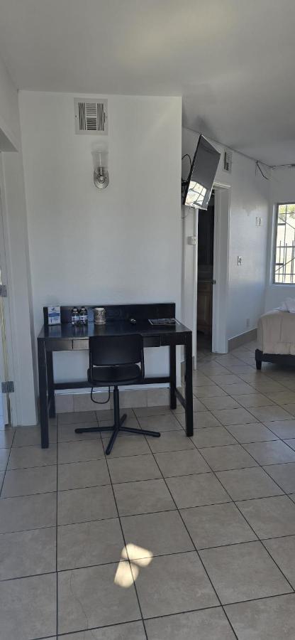 TRAVELSUITES HOTEL — photo 6