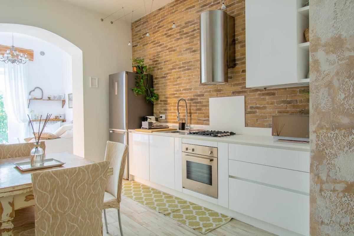 Stylish 2 bedroom flat - garden - 4