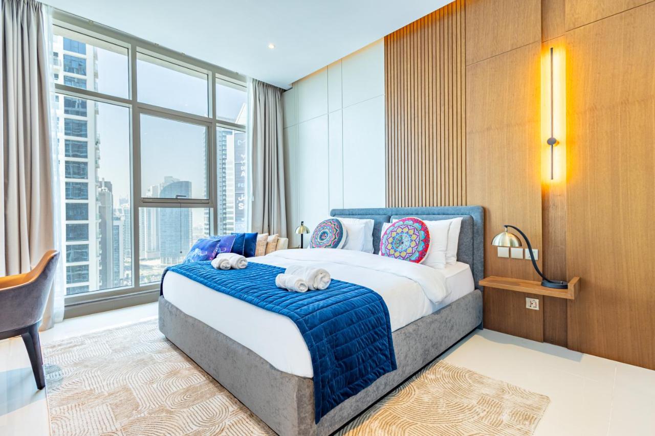 Deluxe One-Bedroom Apartment in Business Bay with Burj Khalifa and Canal View - 5