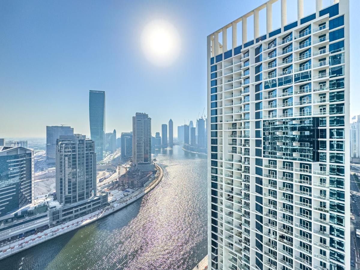 Deluxe One-Bedroom Apartment in Business Bay with Burj Khalifa and Canal View - 3