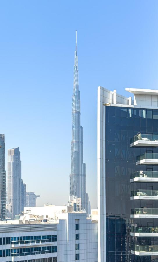 Deluxe One-Bedroom Apartment in Business Bay with Burj Khalifa and Canal View - 4