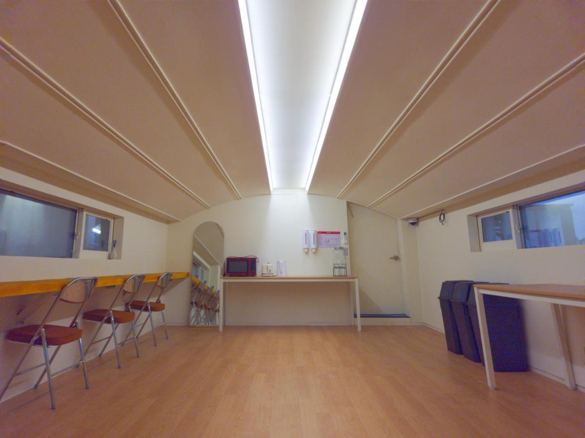 82 Capsule Hotel - 5