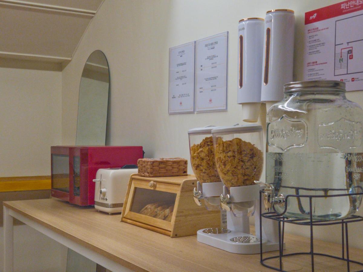 82 Capsule Hotel - 4