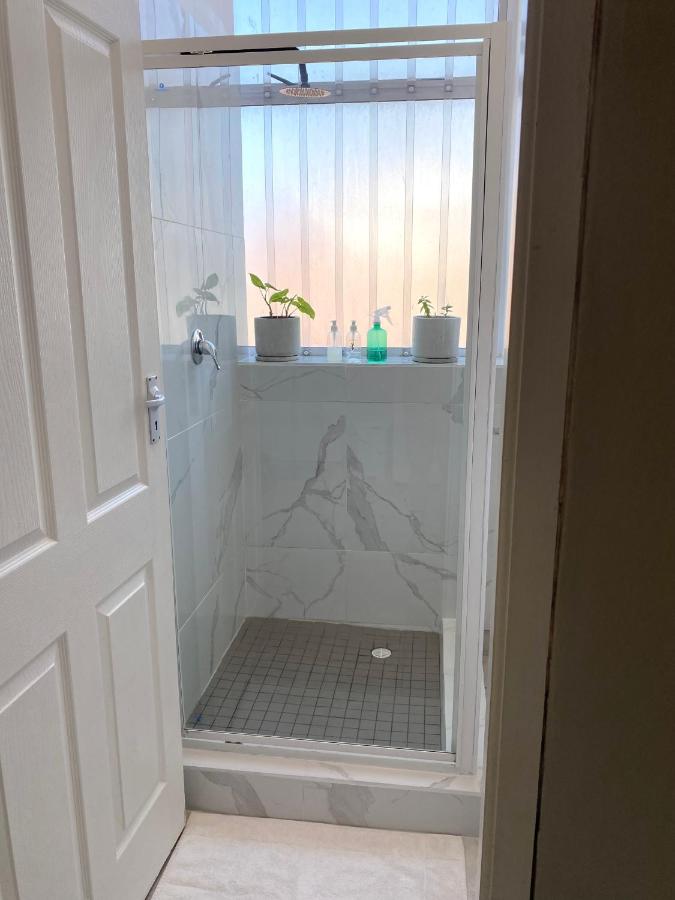 Beachside Studio Apartment on Surfers Corner - 5