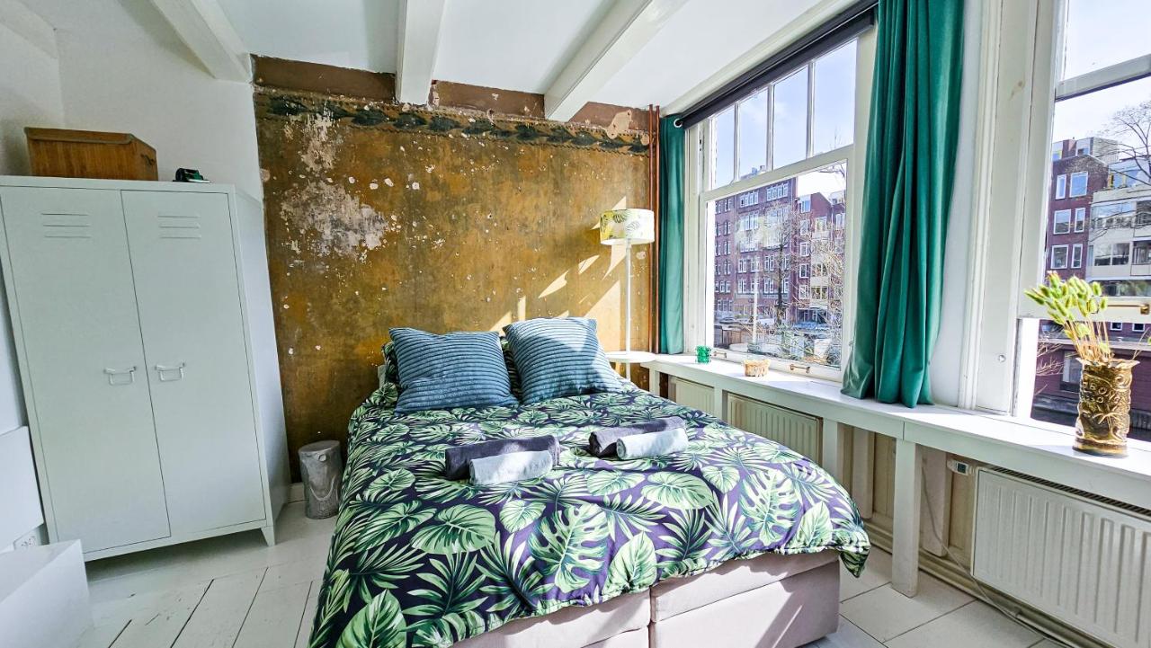 JoyJoyJoy the Green Palm ecolicious studio in a in historic Canalhouse from 1729 with view on the canals