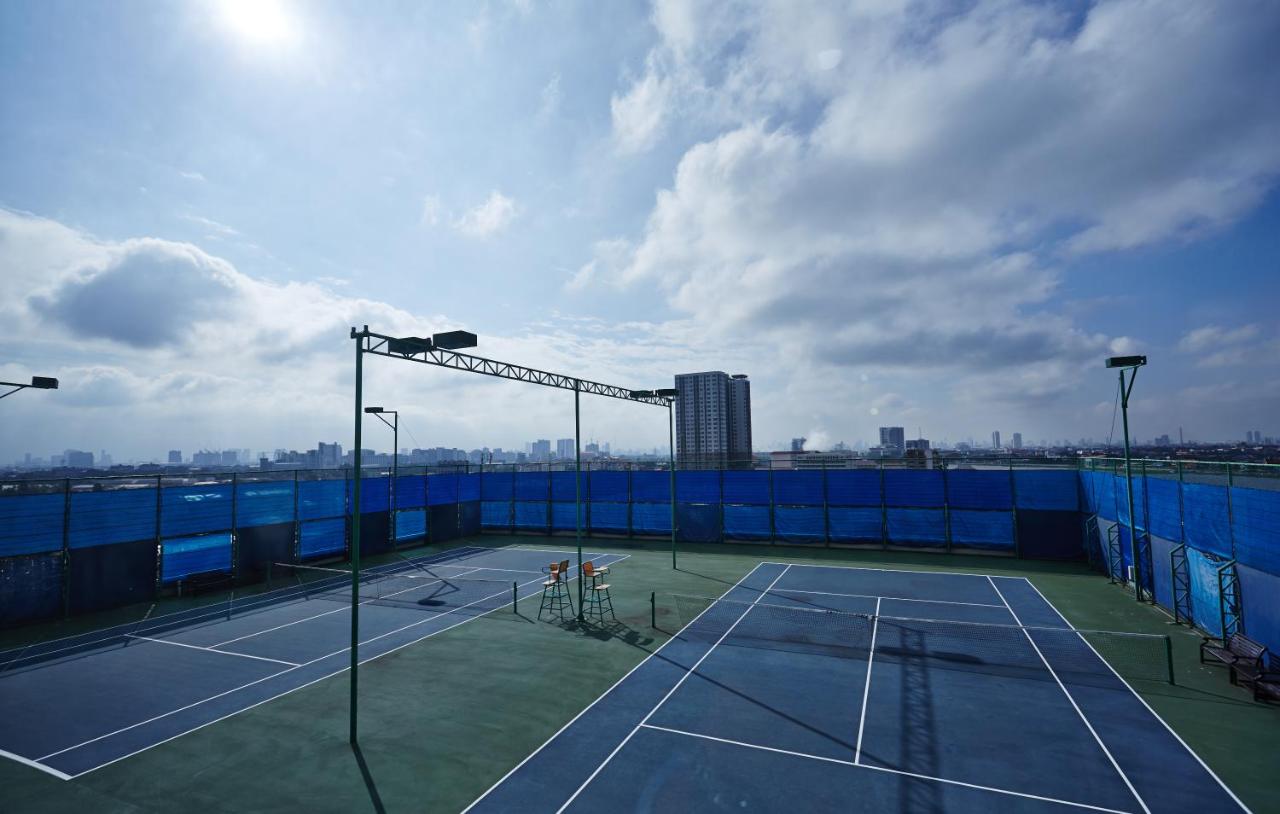 Tennis court: Riverine Place Hotel and Residence