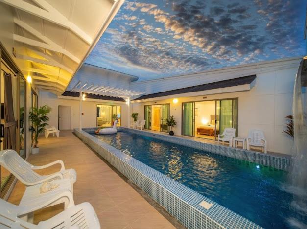 Elegant 4BR Villa with Pool2