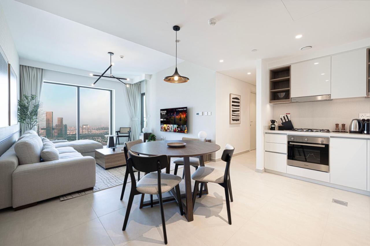 Downtown Chic 2 Bedroom Apartment I Dubai Mall Access I Views of Burj Khalifa from Pool I Free Parking, Gym, Pool & Wi-Fi I by Meerak - 4