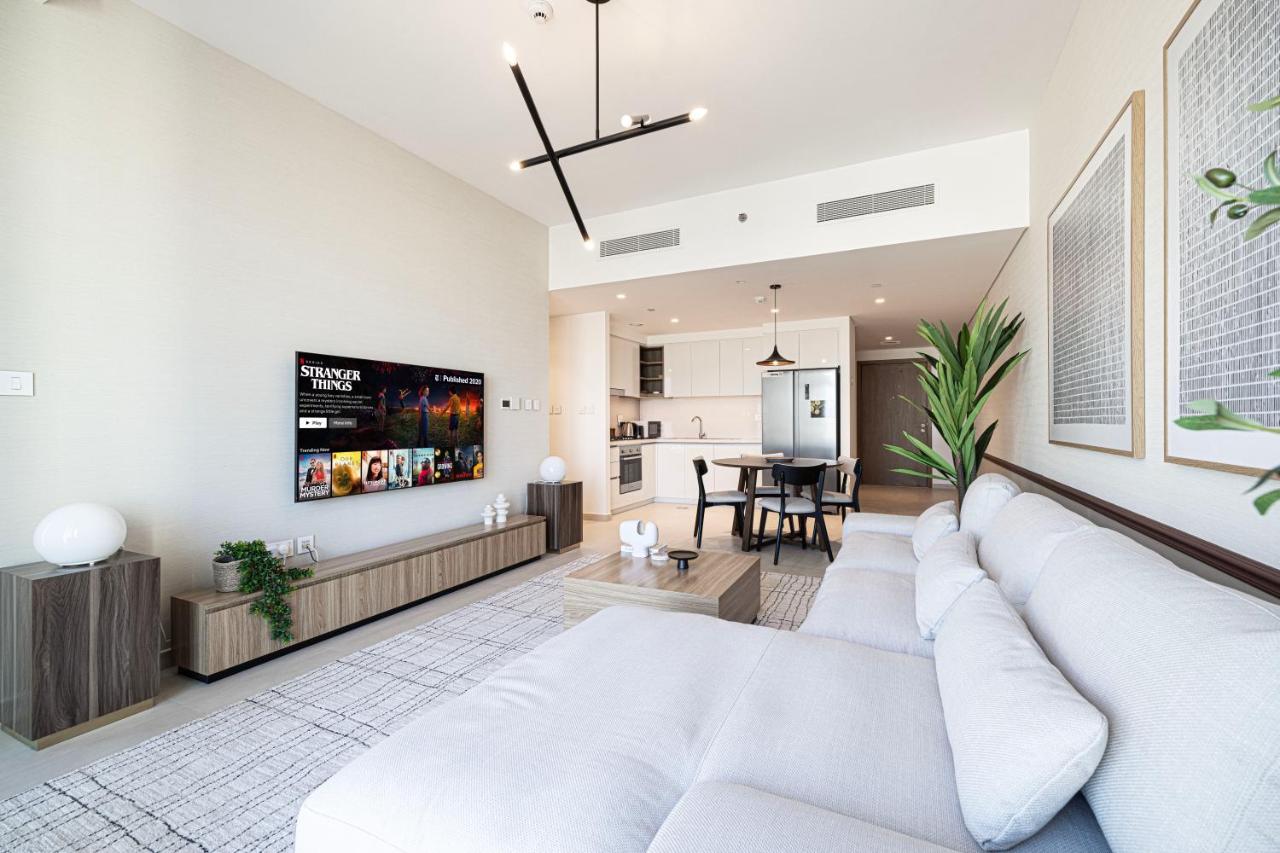 Downtown Chic 2 Bedroom Apartment I Dubai Mall Access I Views of Burj Khalifa from Pool I Free Parking, Gym, Pool & Wi-Fi I by Meerak - 5